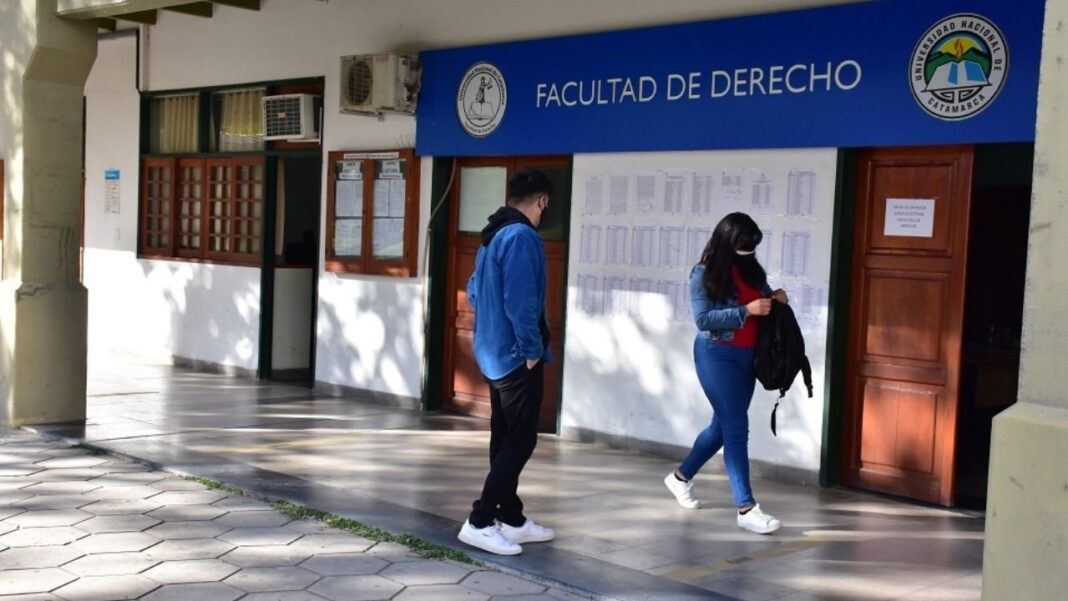 Fachada de la Facultad de Derecho de la Universidad Nacional de Catamarca