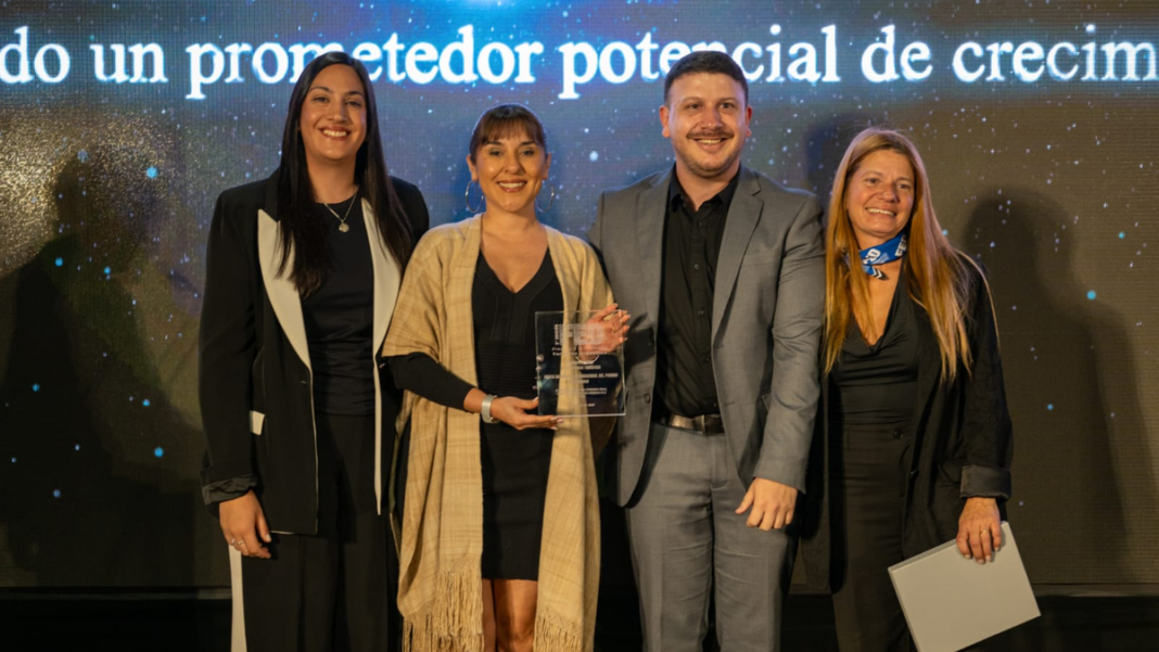 Autoridades de Catamarca reciben el premio otorgado a la Fiesta del Poncho en los Premios Federales a la Industria Turística