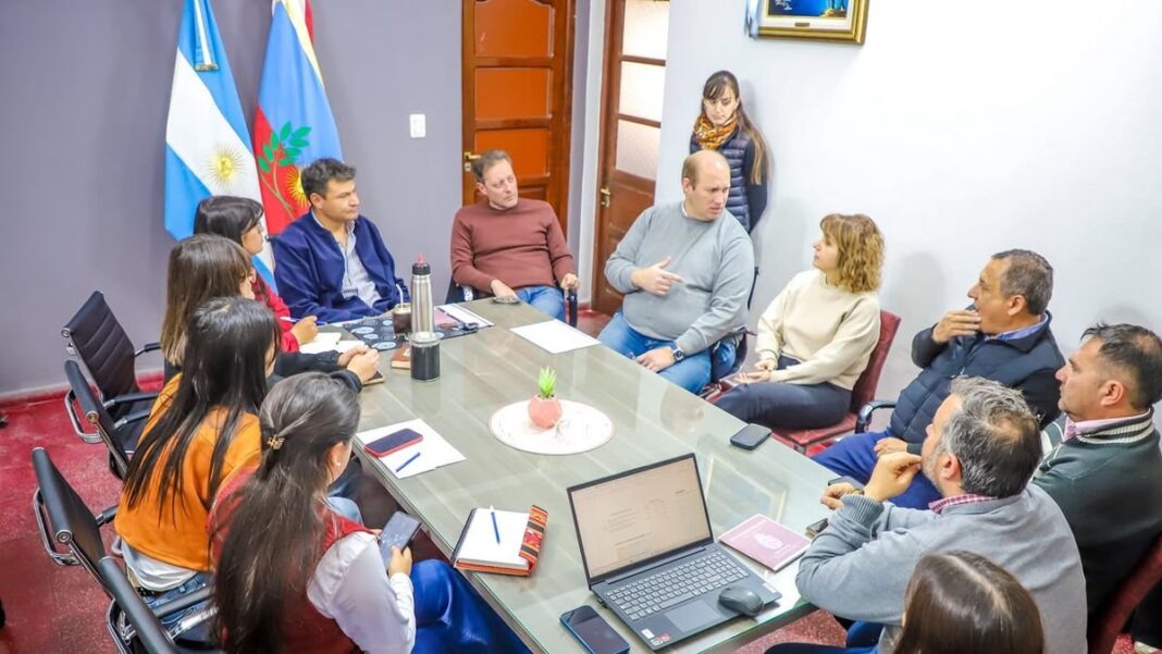 Autoridades provinciales y municipales durante la recorrida de obras en Andalgalá
