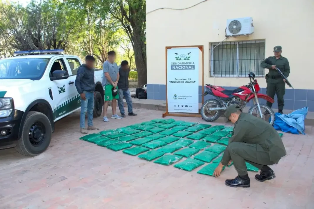 Motocicleta enduro interceptada por Gendarmería con bolsas de hojas de coca en Formosa