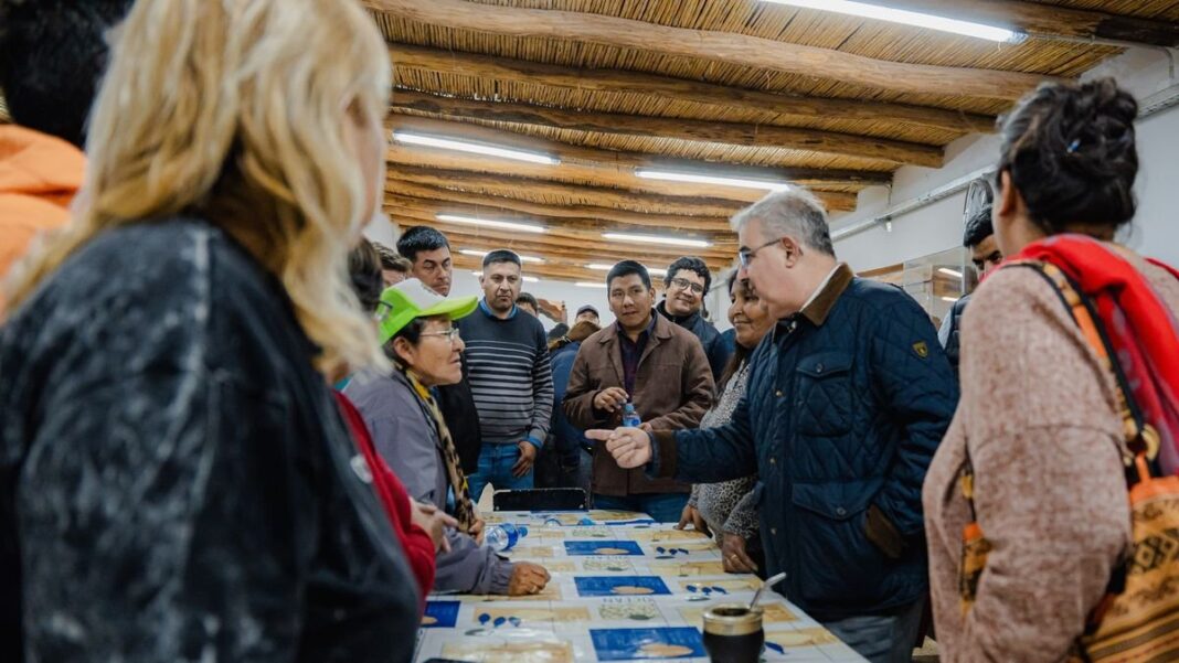 Reunión del gobernador Raúl Jalil con vecinos y cámaras en Fiambalá por la Zona Franca