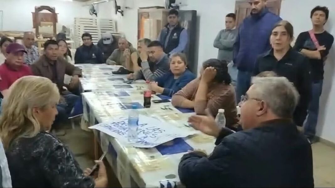 Reunión del gobernador Raúl Jalil con vecinos de Fiambalá