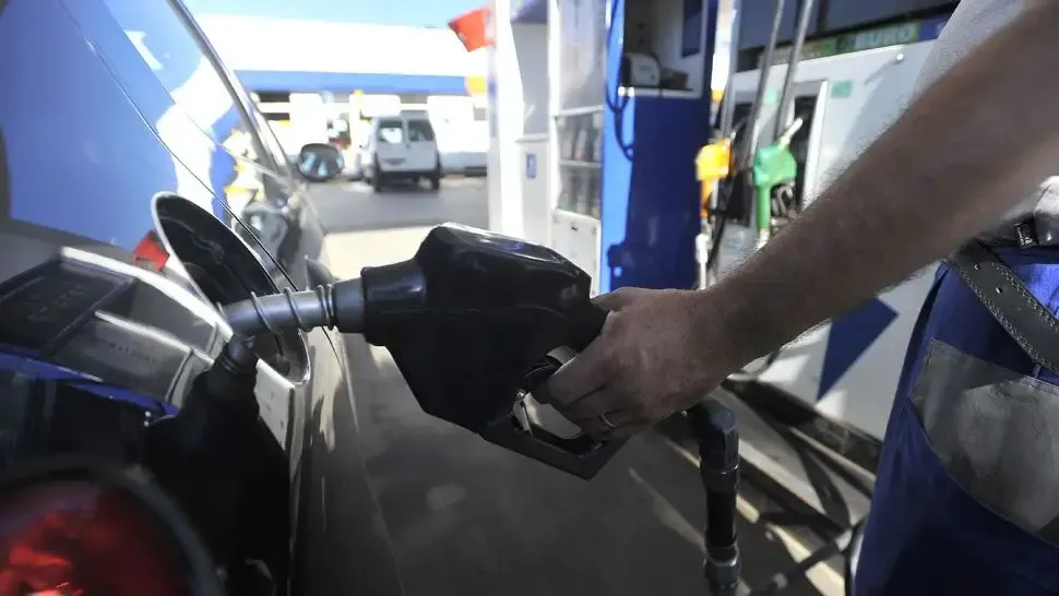 Surtidor de nafta y gasoil en una estación de servicio