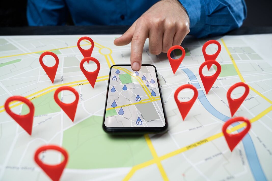 Persona usando Google Maps en su teléfono móvil para obtener el código postal de una dirección