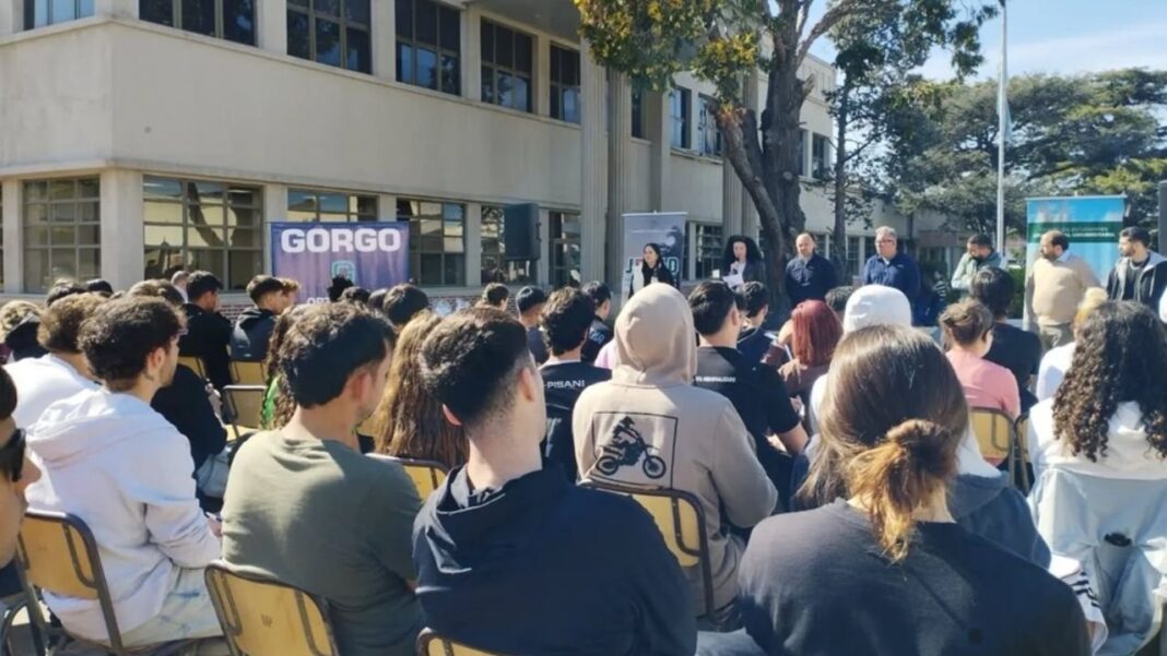 Docentes y estudiantes universitarios durante una clase pública en la vía pública