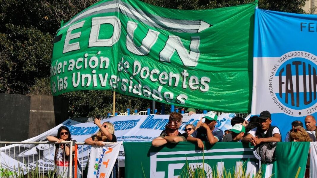 Docentes y nodocentes universitarios durante una protesta por mejoras salariales