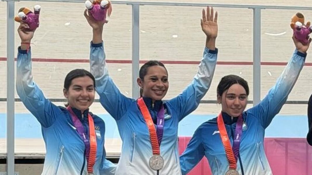 Ciclista catamarqueña Guadalupe Díaz durante la competencia de Sprint por Equipos Femenino en los Juegos Suramericanos Santa Fe 2026