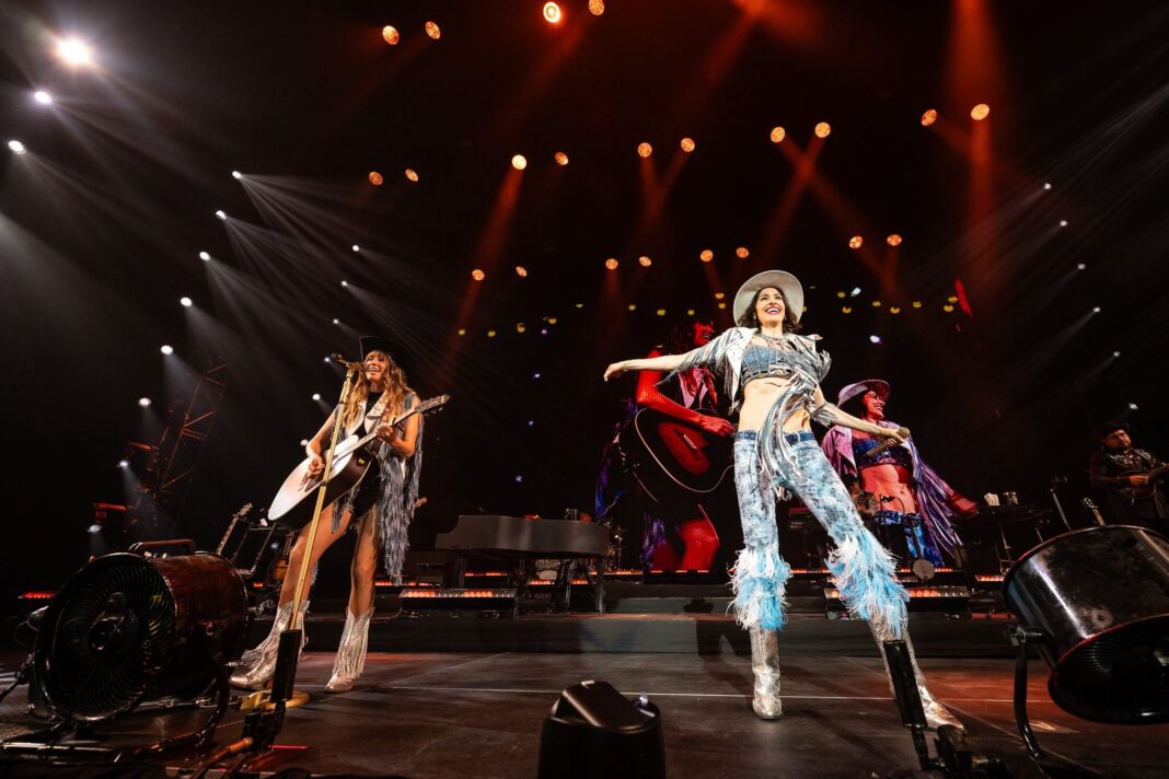 Ha*Ash en concierto durante su gira No Me Hablen de Amor