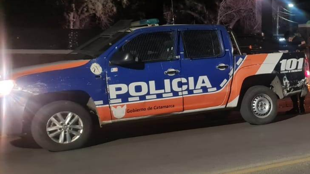 Policía en la puerta de una vivienda en San Isidro