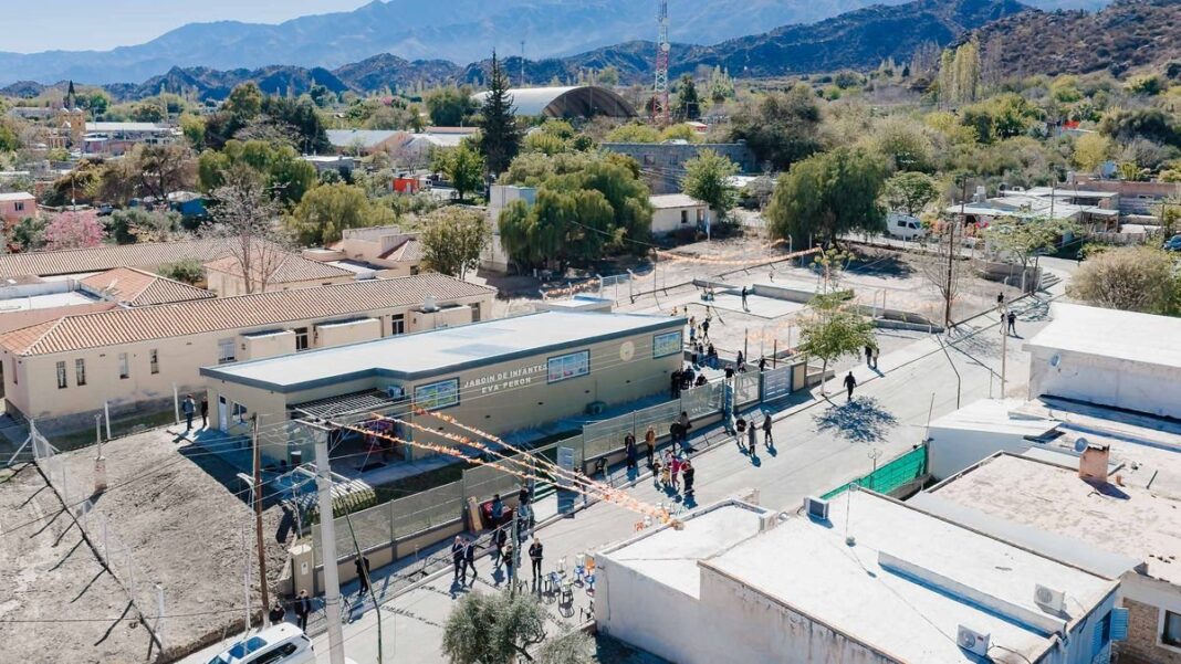 Autoridades inaugurando el nuevo edificio del Jardín Eva Perón y el Punto Digital en Pomán