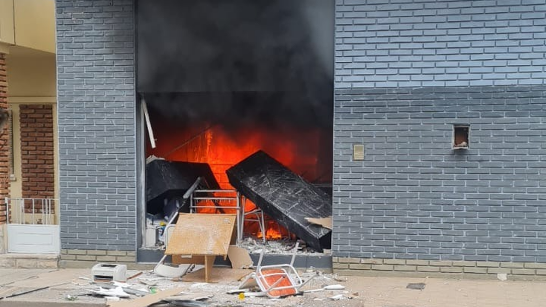 Incendio en un inmueble en la intersección de Esquiú y 9 de Julio, centro de la Capital