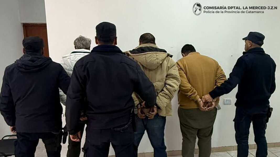 Móvil policial en el lugar del incendio en calle Esquiú del centro de Catamarca