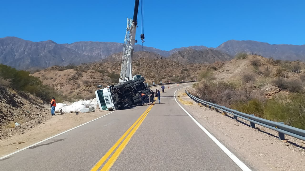 Tránsito interrumpido en la Ruta Nacional 60 por remolque de camión volcado