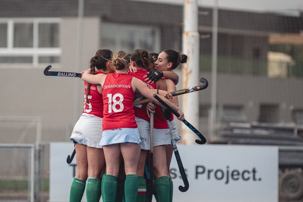 Jugadoras de hockey sobre césped durante un partido del Torneo Metropolitano