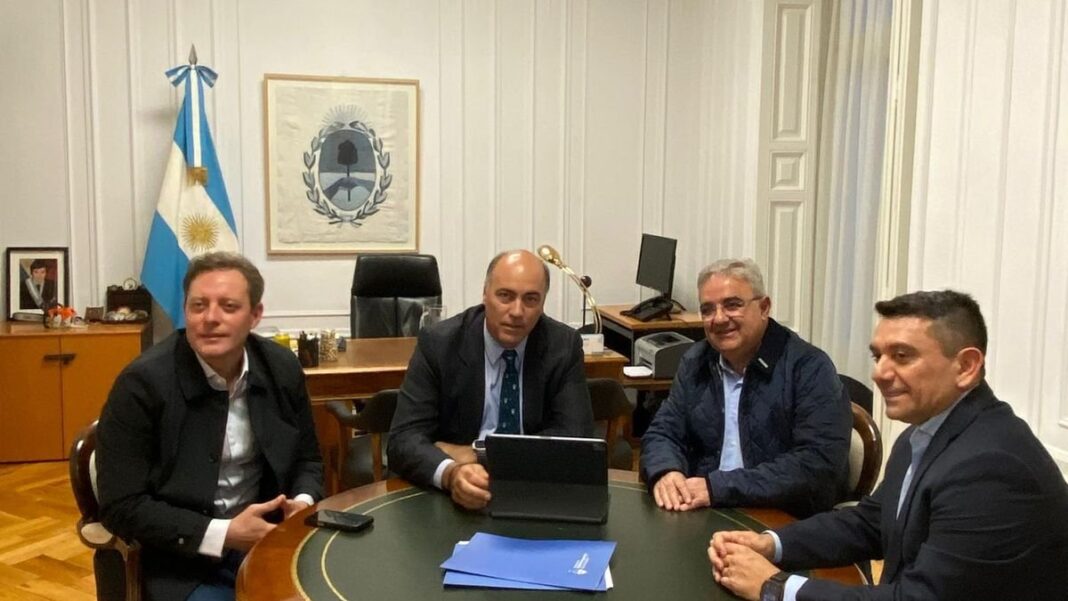 Gobernador Raúl Jalil durante la reunión con el embajador argentino en España, Wenceslao Bunge Saravia