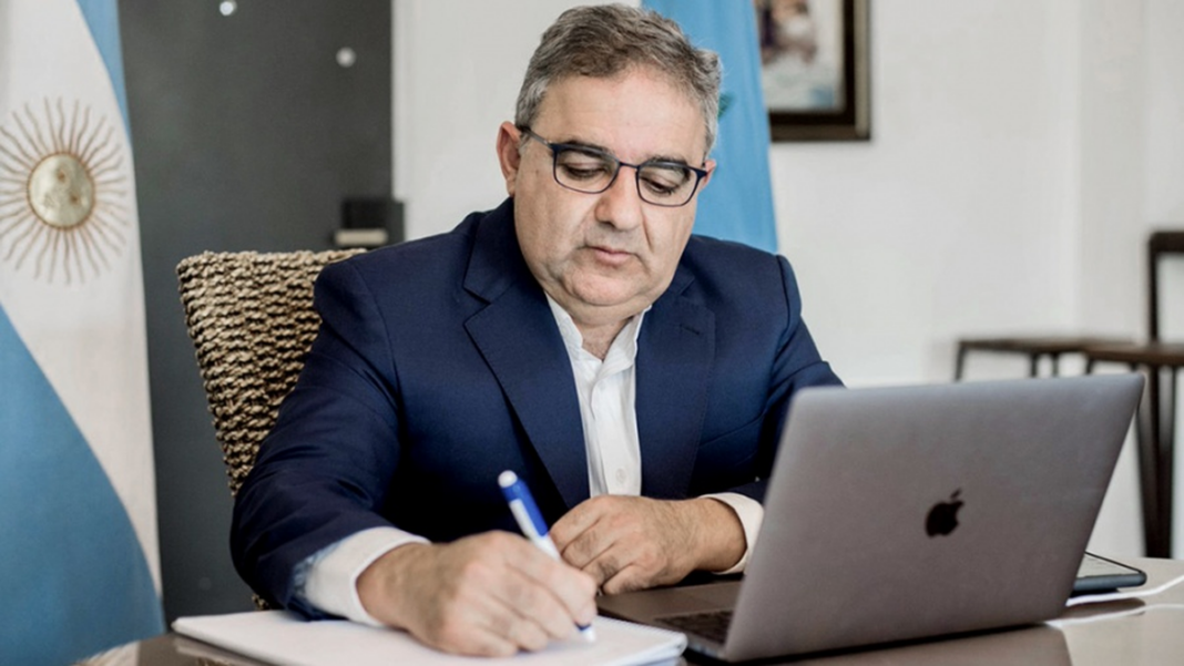 Gobernador Raúl Jalil durante una reunión con referentes vecinales de Fiambalá