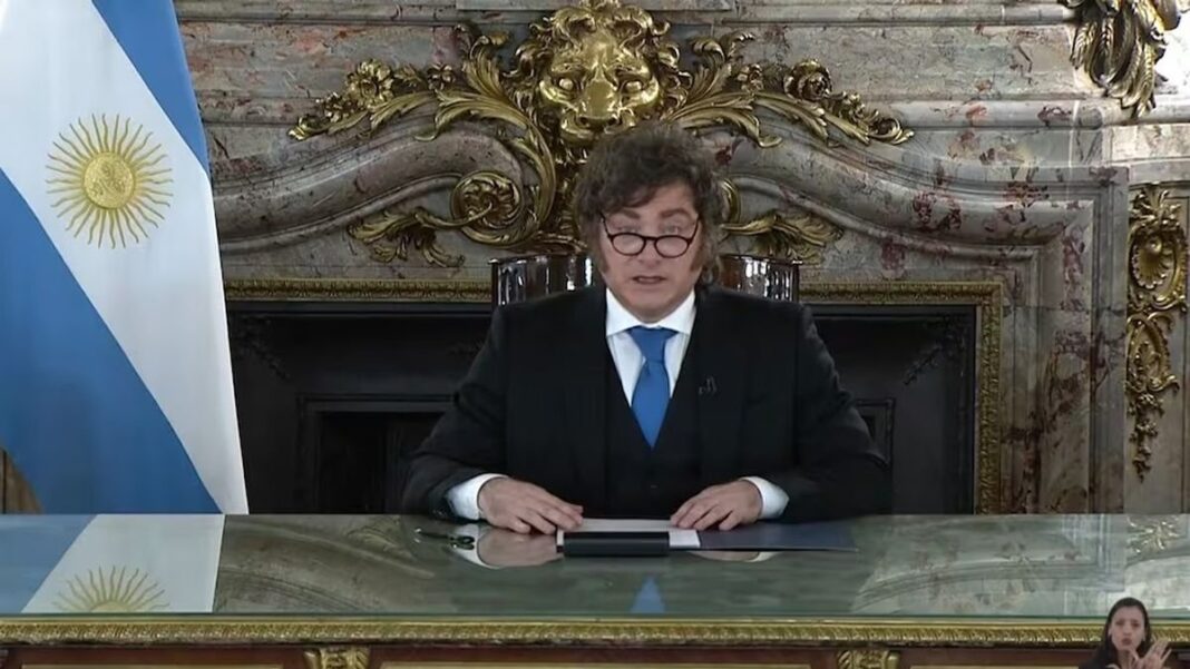 Javier Milei durante cadena nacional en el Salón Blanco de la Casa Rosada