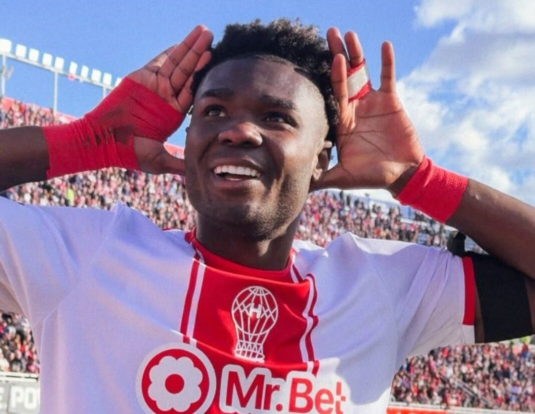 Jordy Caicedo, delantero de Huracán, celebra un gol