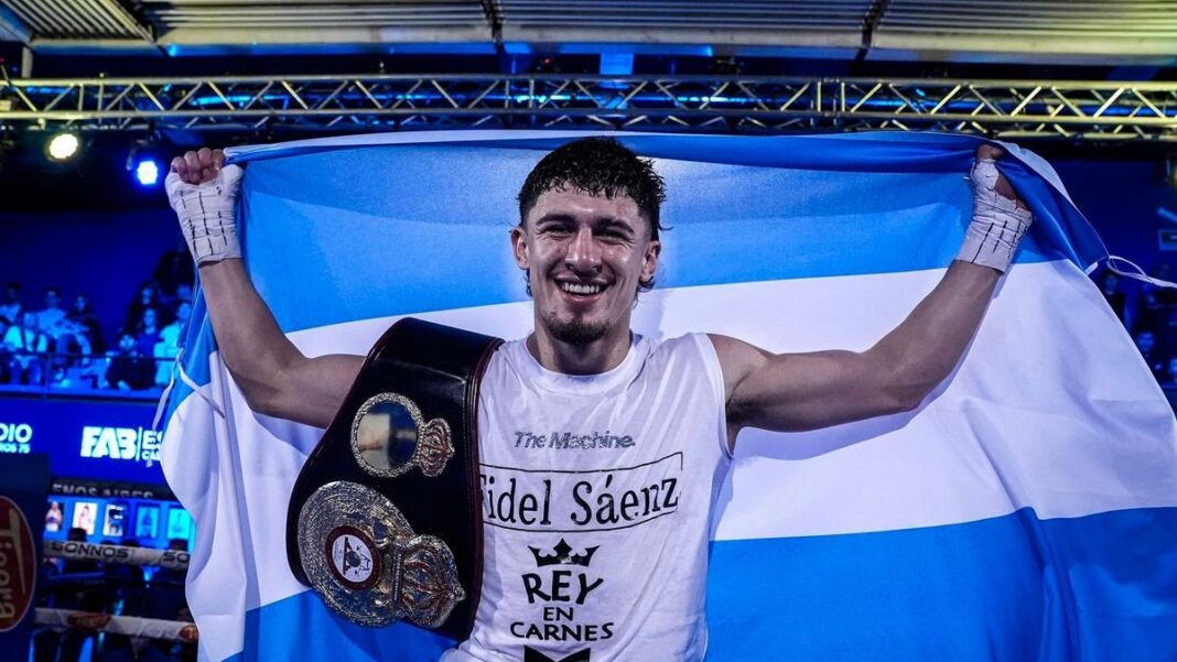 Josué Agüero celebrando con el cinturón Oro Superpluma AMB