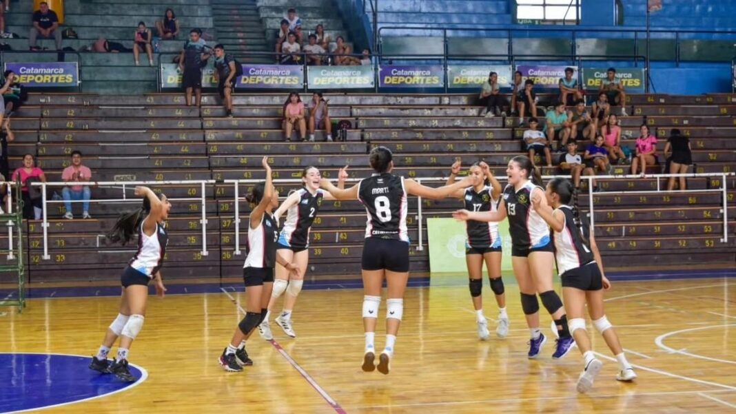 Partido de vóley femenino en un polideportivo de Catamarca durante los Juegos Evita