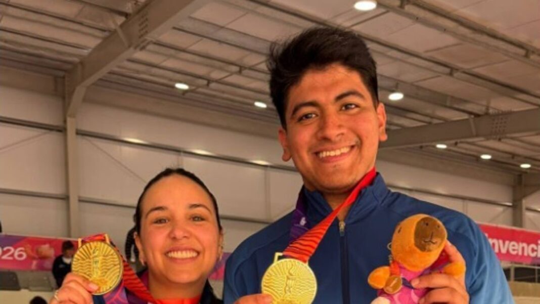 Julián Gutiérrez y Fernanda Russo celebrando con la medalla de oro en rifle de aire mixto 10 metros