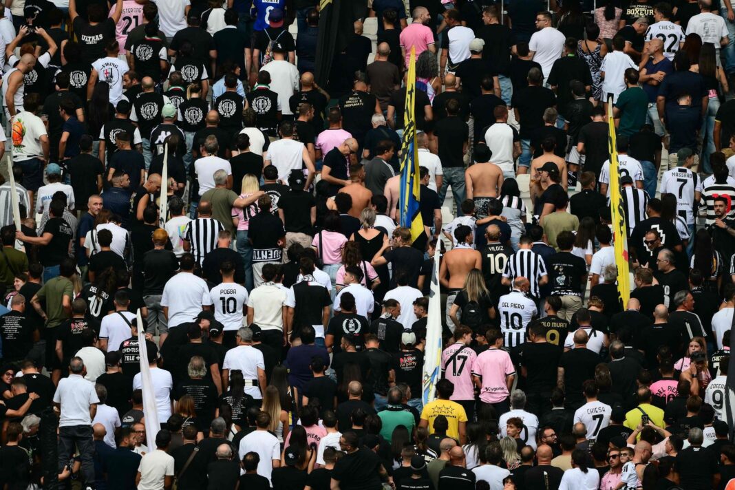 Estadio de Juventus durante un minuto de silencio