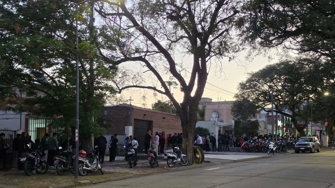 Fila de personas con currículums en un autoservicio de avenida Ocampo, Catamarca