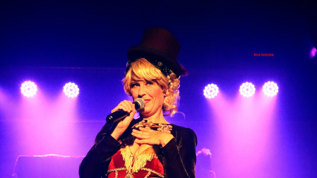 Ludmila Fincic durante una performance de teatro cabaret