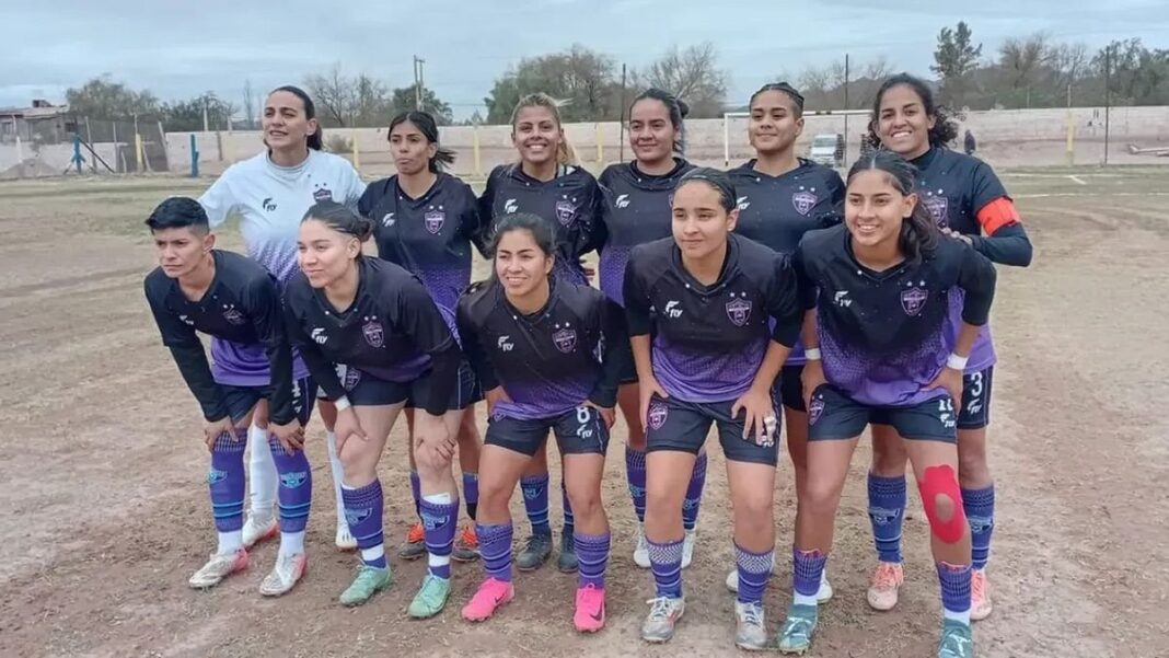 Partido de fútbol femenino entre Club Fiel y Central Córdoba en el estadio Malvinas Argentinas