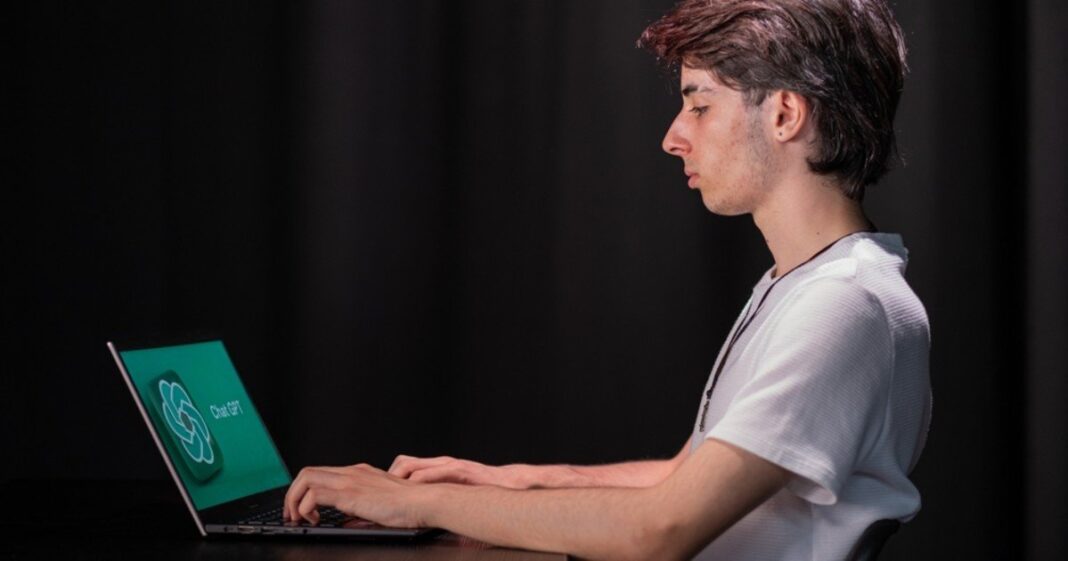 Estudiantes utilizando inteligencia artificial en el aula
