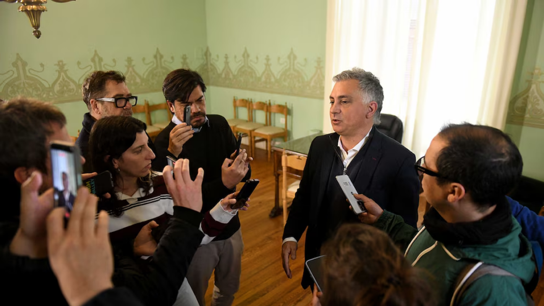 Sebastián Pareja, presidente de LLA bonaerense, en un acto político.
