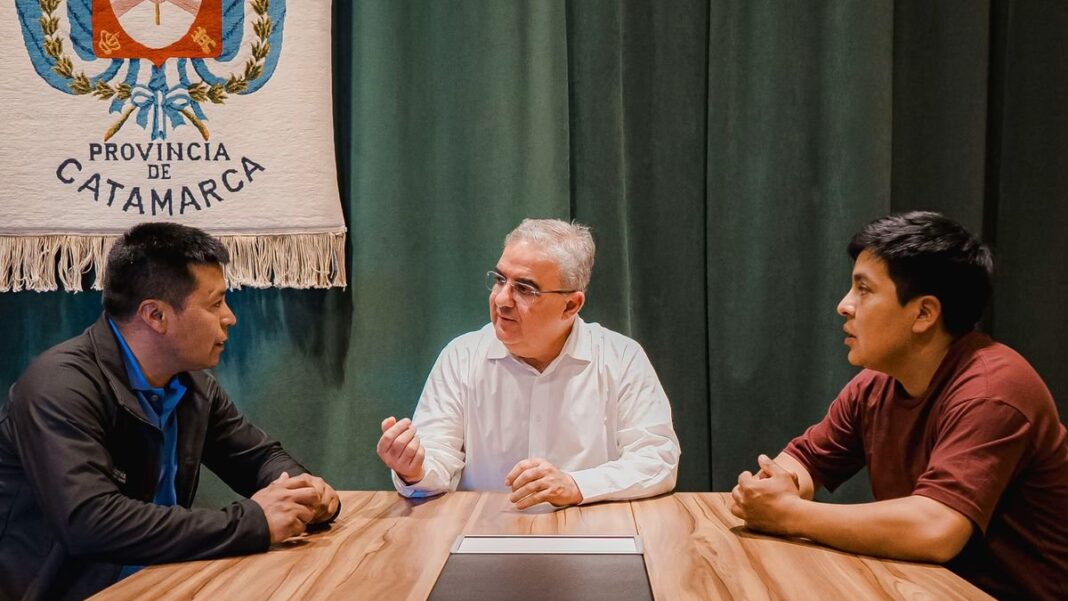 Reunión entre el gobernador Raúl Jalil y caciques de El Tolar y Chistín en Casa de Gobierno