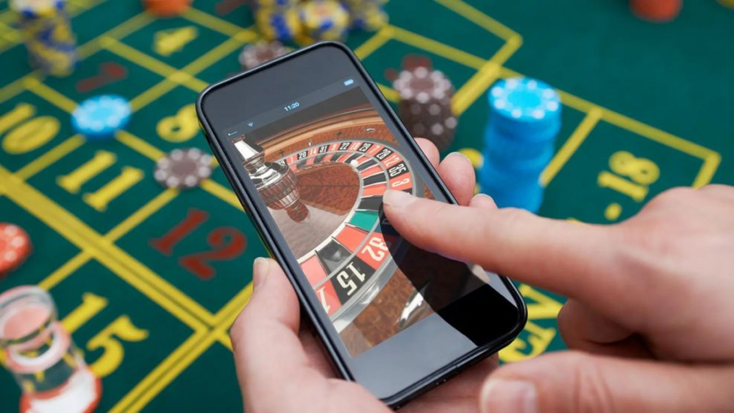 Persona usando un teléfono móvil con una aplicación de apuestas online