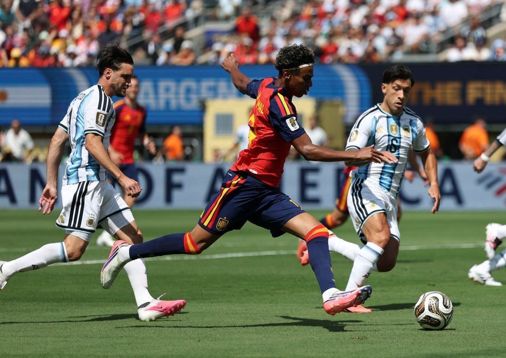 Lamine Yamal durante un partido con la selección de España