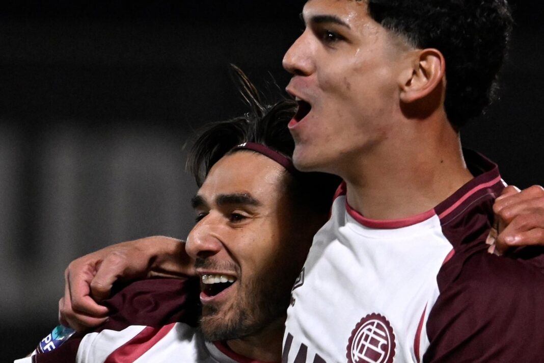 Jugadores de Lanús celebrando el gol de Allan Wlk ante Deportivo Riestra