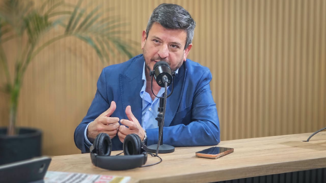 Diputado Juan Carlos Ledesma en conferencia de prensa