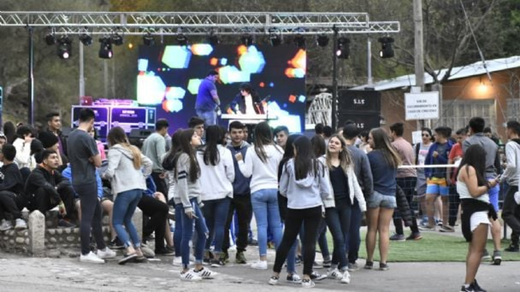 Adolescentes en festejos estudiantiles en Catamarca