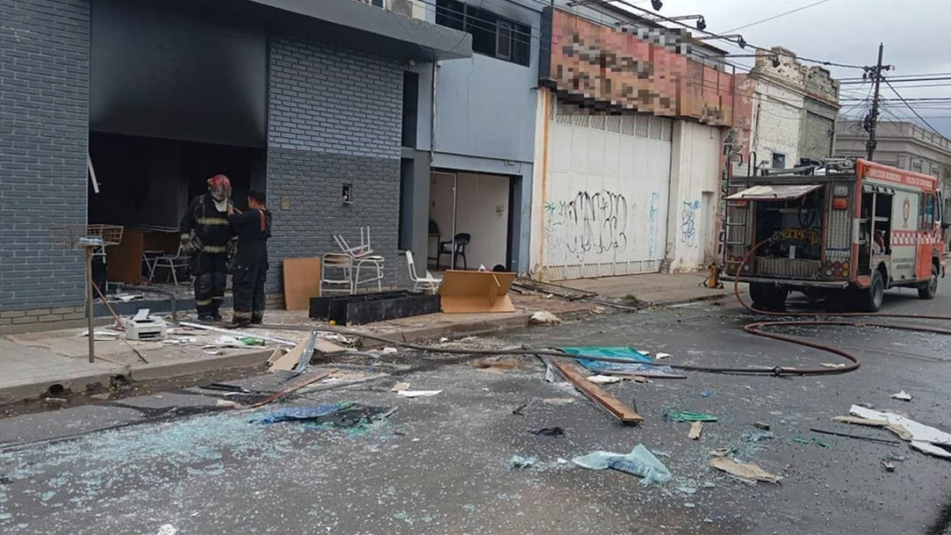 Frente del inmueble de calle Esquiú al 1100 tras la explosión e incendio en la ciudad de Catamarca