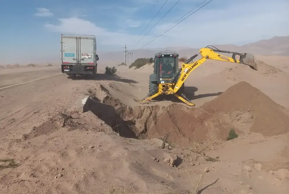 Personal de Vialidad Nacional trabajando en la limpieza de alcantarillas en la Ruta Nacional 60