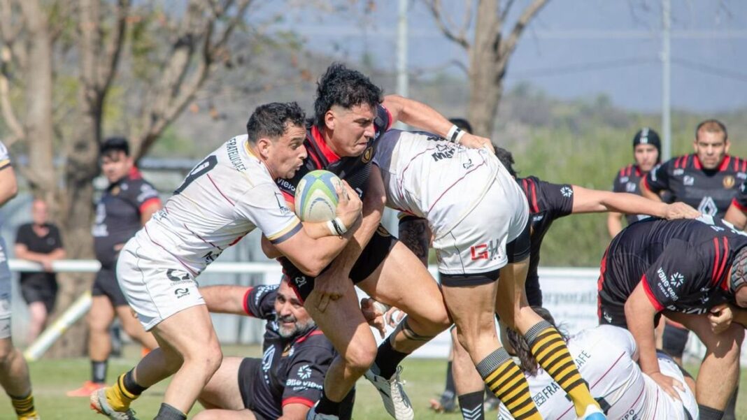 Jugadores de rugby de Los Hurones y Los Teros en acción durante las semifinales del Torneo Anual de la Unión Andina