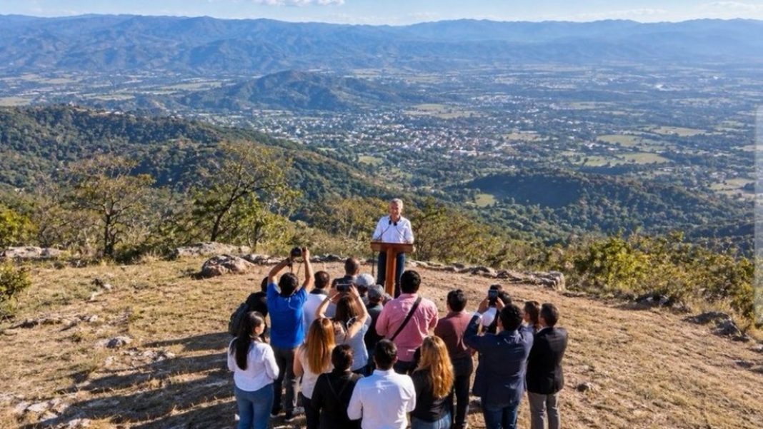 Mauricio Macri hablando en un atril durante un encuentro del PRO en Jujuy