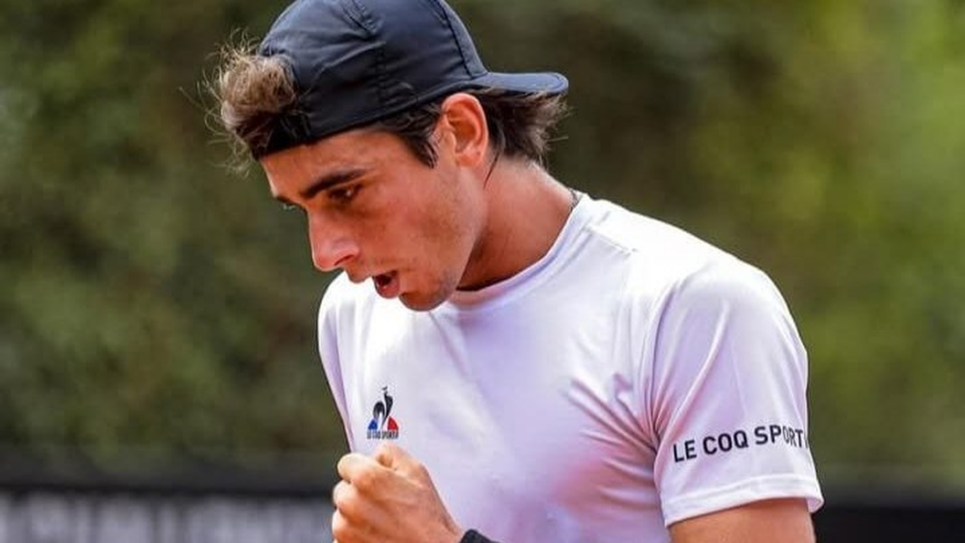 Juan Manuel La Serna en una cancha de tenis