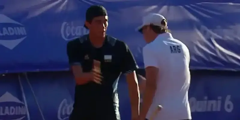 Manu La Serna saluda a su compañero Lautaro Midon durante la final de dobles masculino en los Juegos Suramericanos Santa Fe 2026
