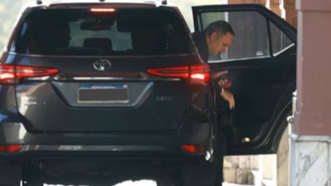 Manuel Adorni y vehículo oficial Toyota SW4 con multas