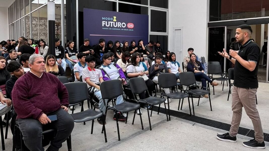 Estudiantes durante la segunda edición de Modo Futuro On en el CATA de Catamarca
