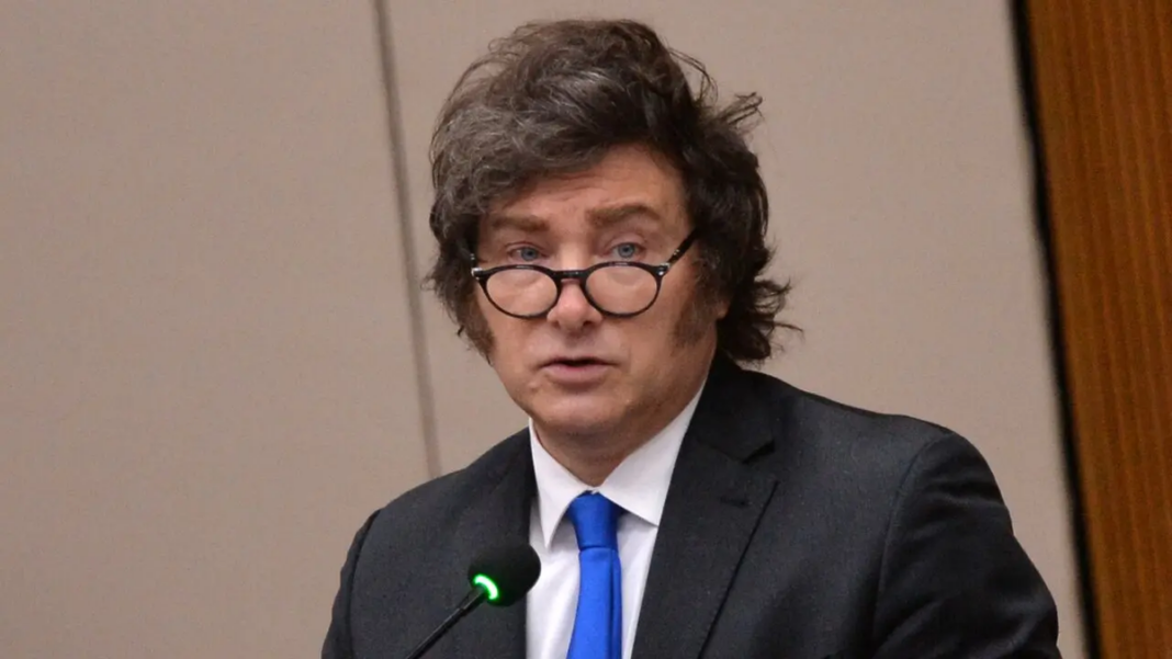 Javier Milei y Luis Caputo durante declaraciones a la prensa