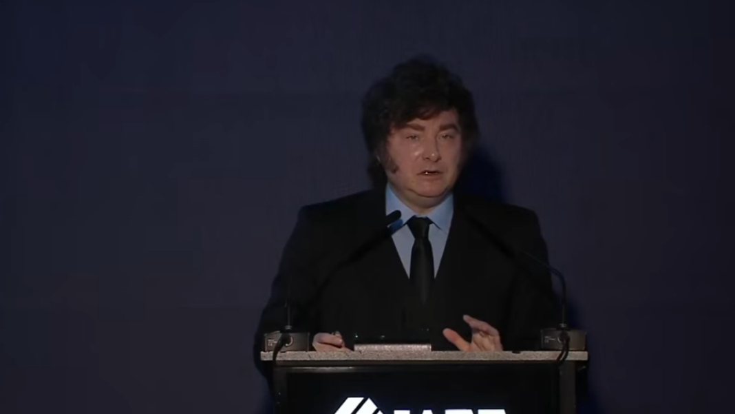 Javier Milei hablando en el evento del IAEF en Misiones
