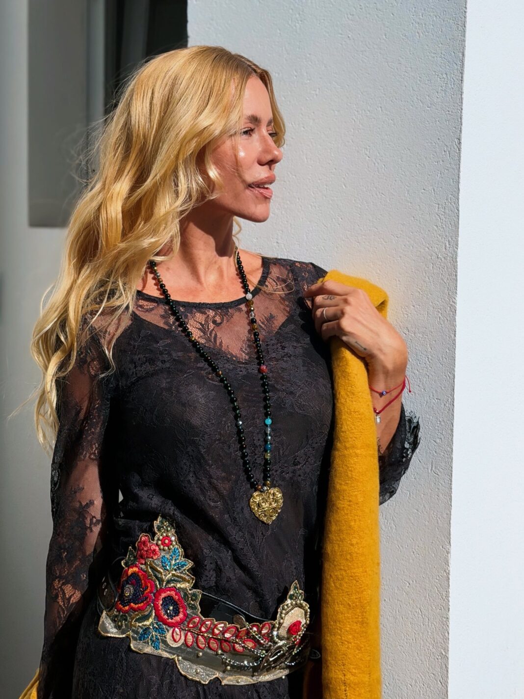 Nicole Neumann posando con un outfit de moda
