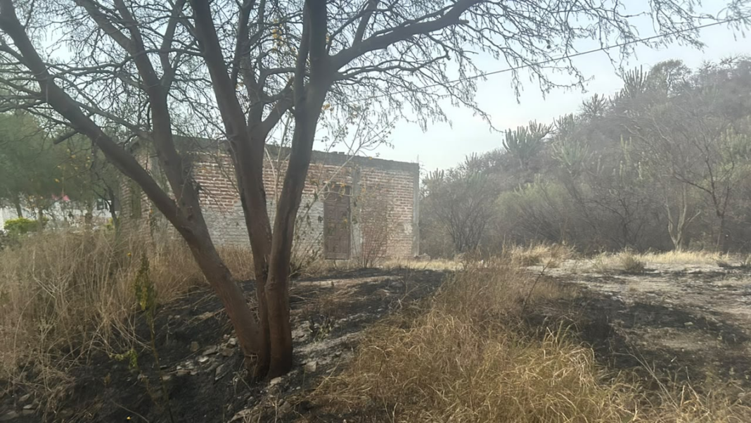 Helicóptero realizando descargas de agua sobre un incendio forestal en Banda de Varela