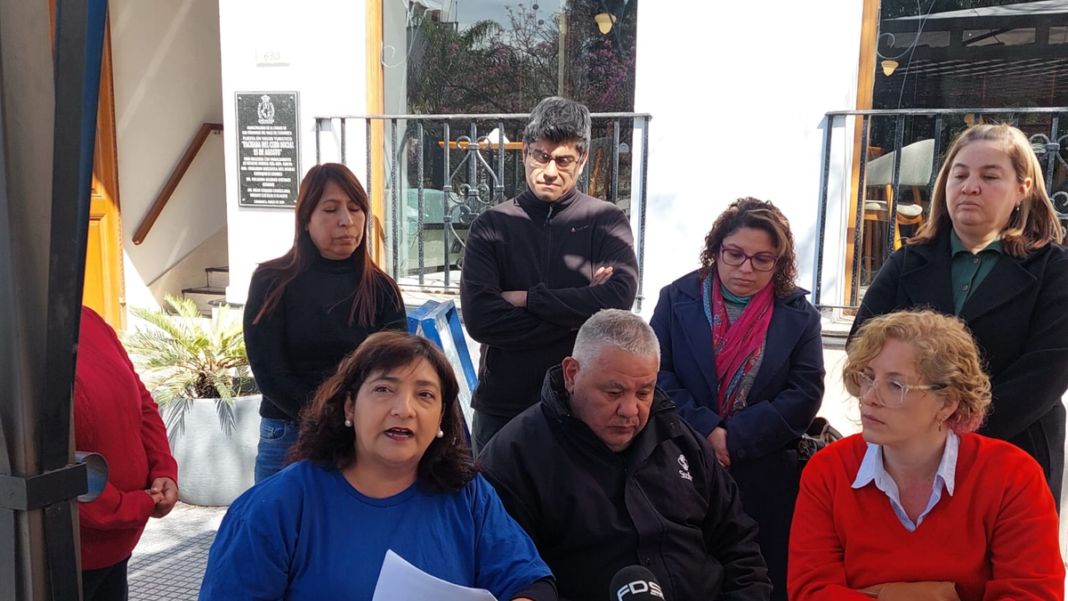 Padres y madres de la ENET N°1 durante la manifestación en el centro de Catamarca